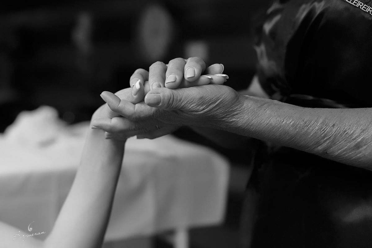 Carinho da mãe com a noiva.