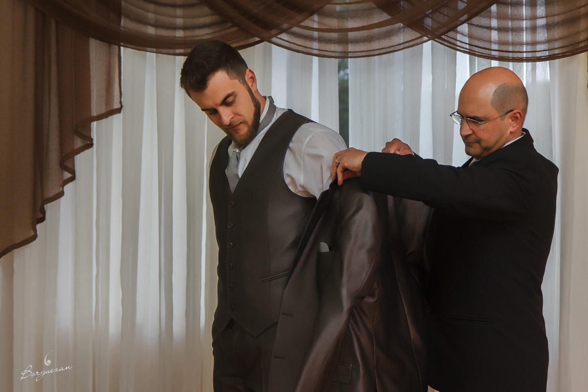 Pai ajudando o noivo