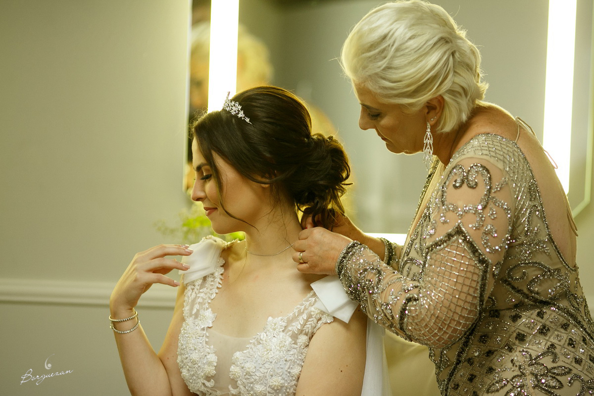 Mãe do noivo entregando um presente para noiva