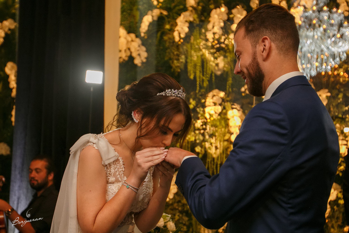 Troca de alianças dos noivos.