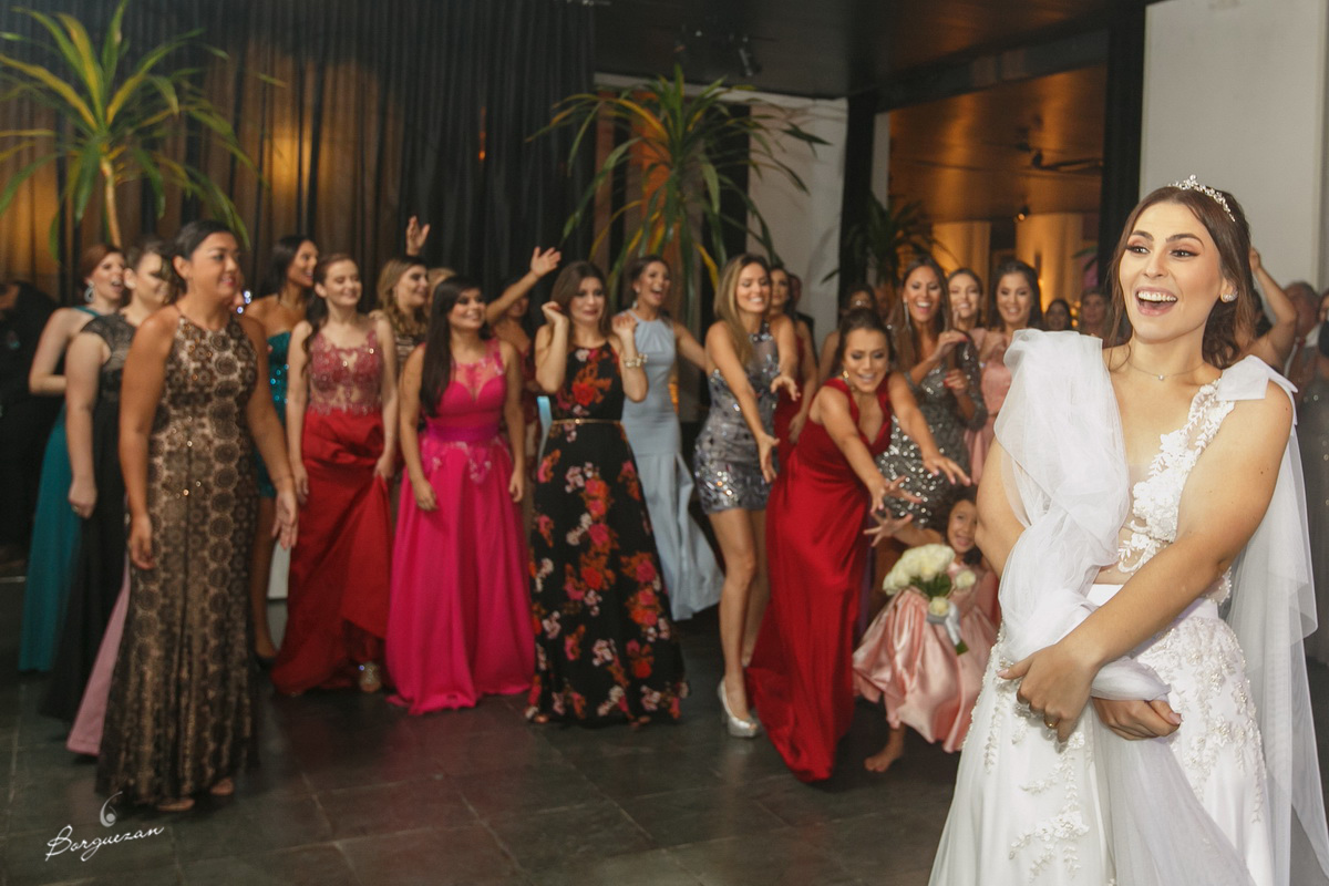 Jogando o buquê da noiva