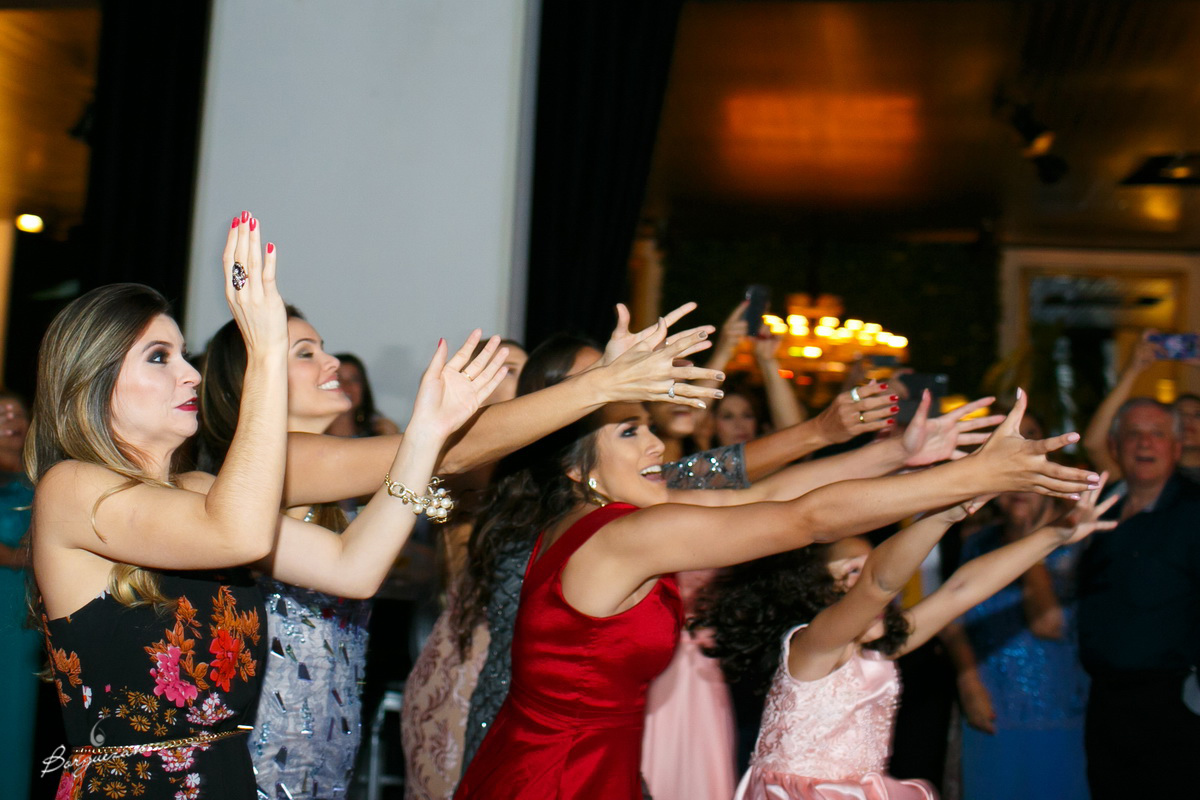 As Madrinhas querendo pegar o Buquê.