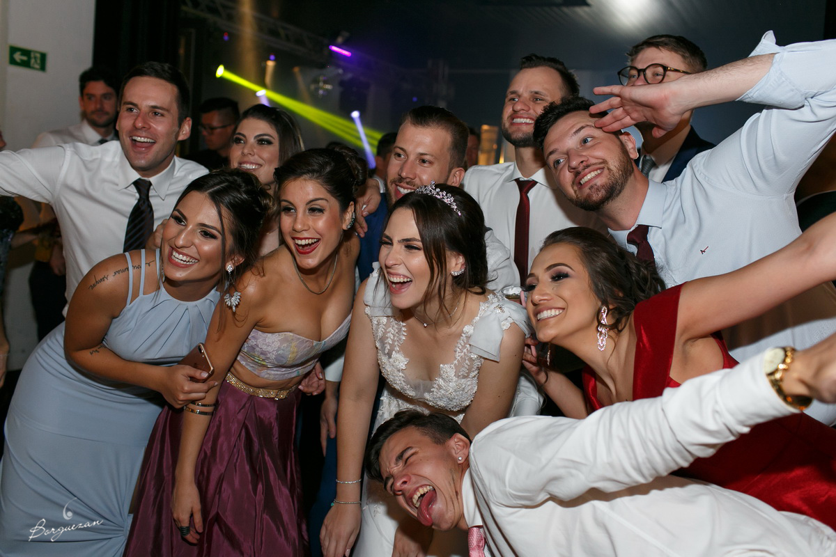 E a festa de casamento acontecendo com amigos, e
familiares.