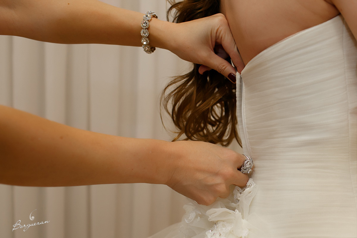 Mãe debutante dando toque final