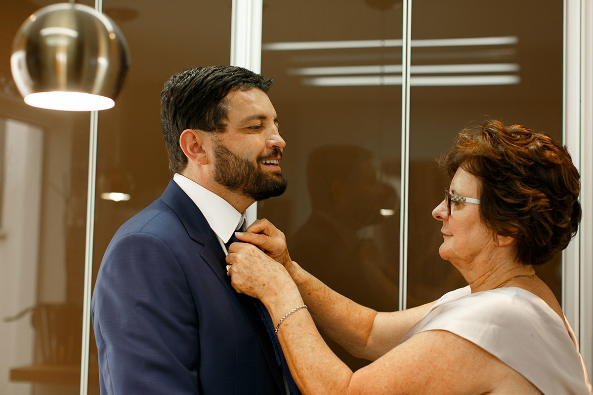 Mãe ajudando o Filho