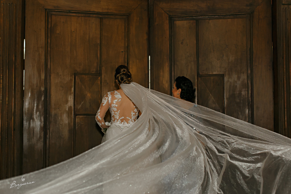 Véu da noiva ao entrada na Igreja