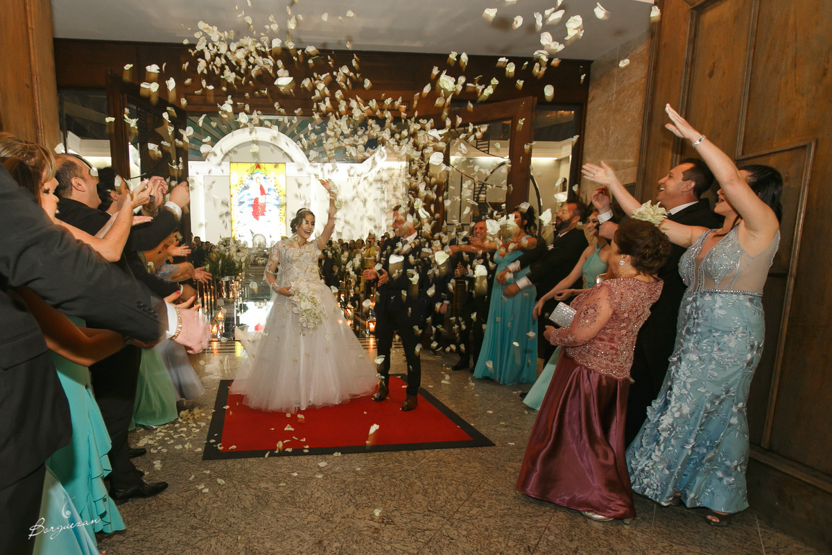 Jogando pétalas nos noivos