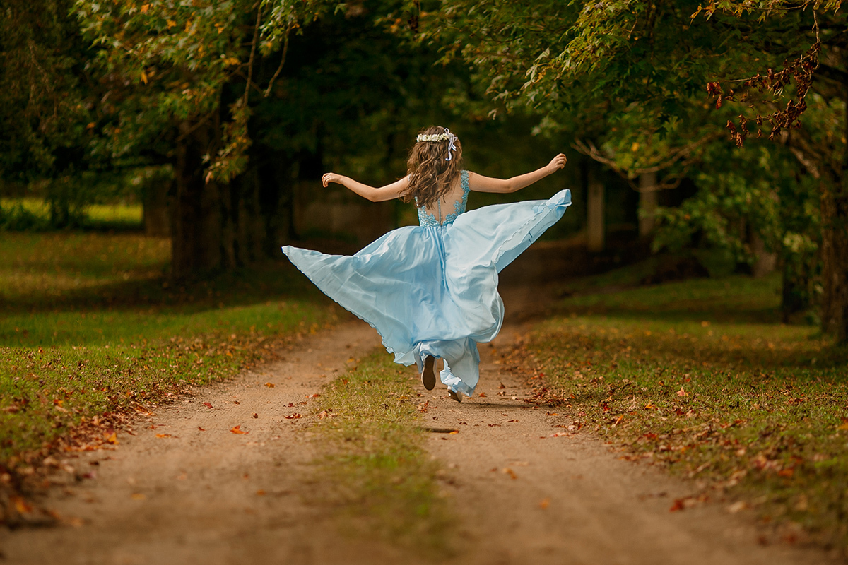 Debutante correndo de vestido