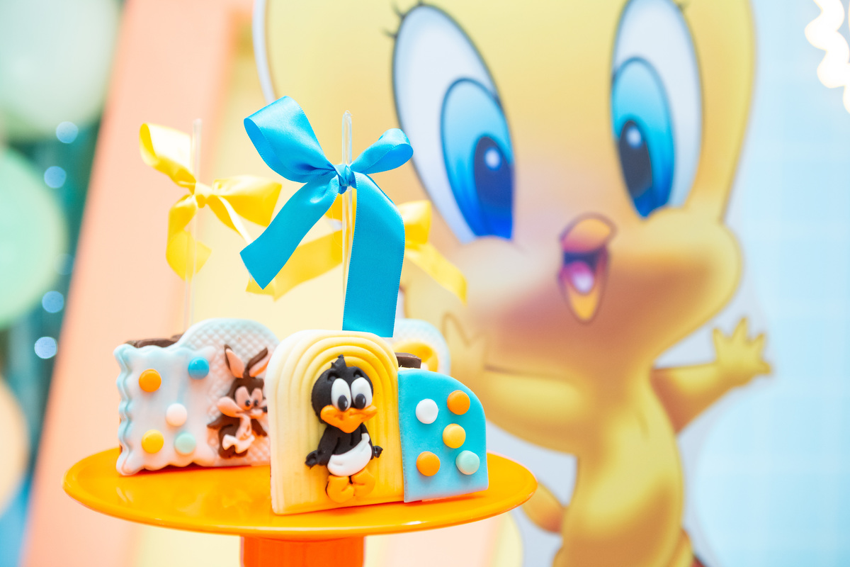 aniversário 1 ano, festa infantil, tema looney tunes, decoração looney tunes, pernalonga, piu-piu, patolino, buffet infantil, fotografia de aniversário, fotógrafo infantil, primeiro aniversário leonardo, fotos festa 1 ano, festa baby looney tunes, ensaio 