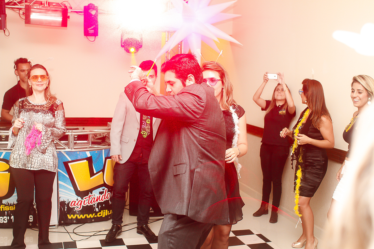 para da aniversariante dançando na festa