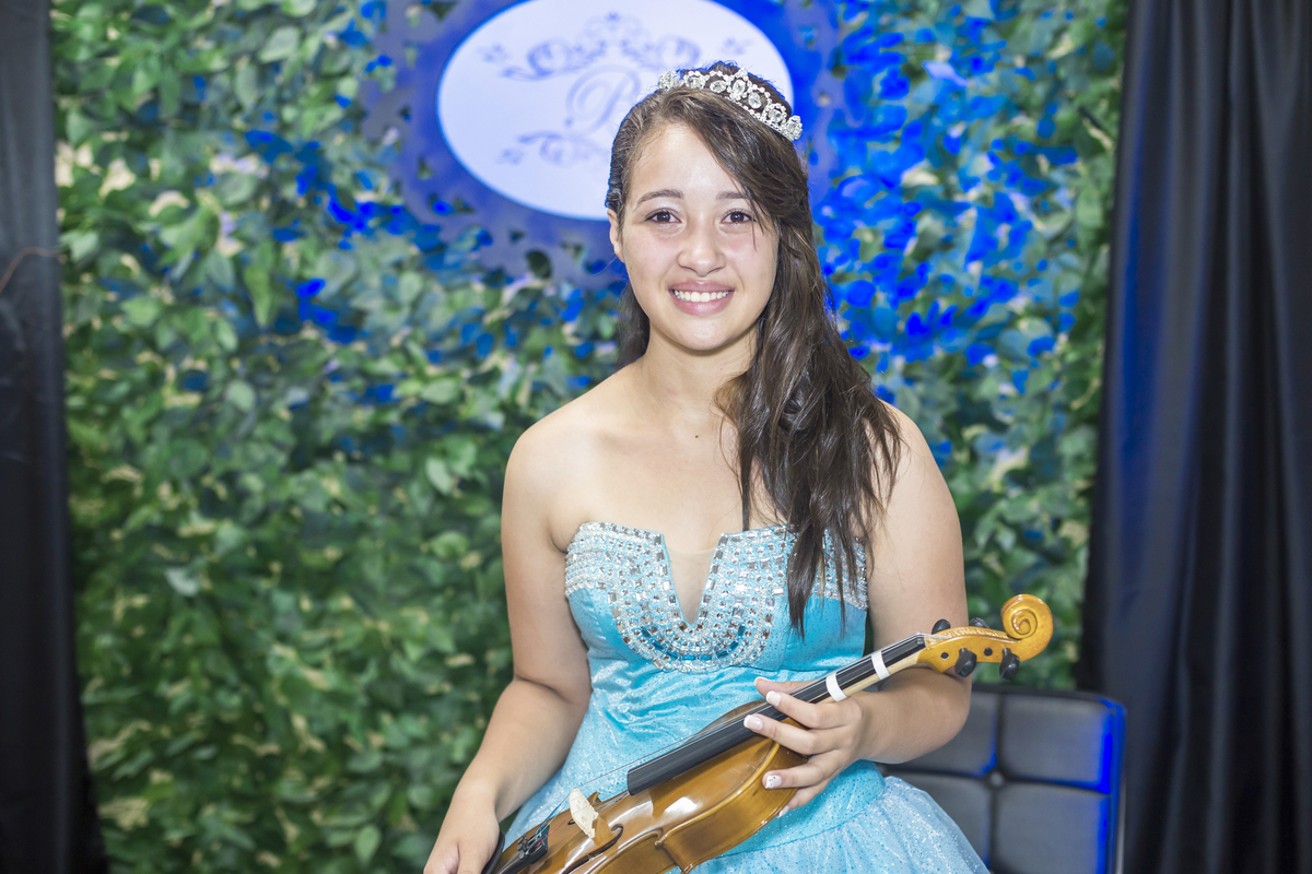 fotografo de aniversario, aniversariante tocando violino