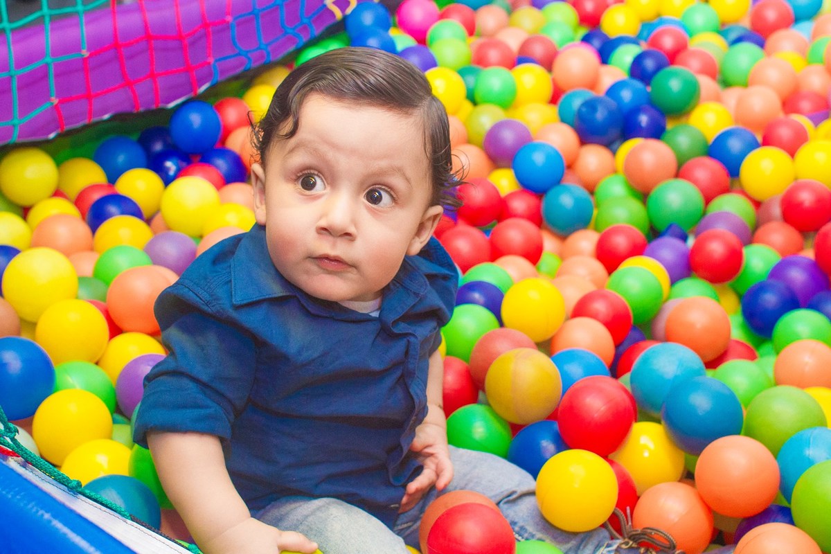fotografo de aniversario em poá, criança na piscina de bolinhas, zurique foto e vídeo, fotografia infantil