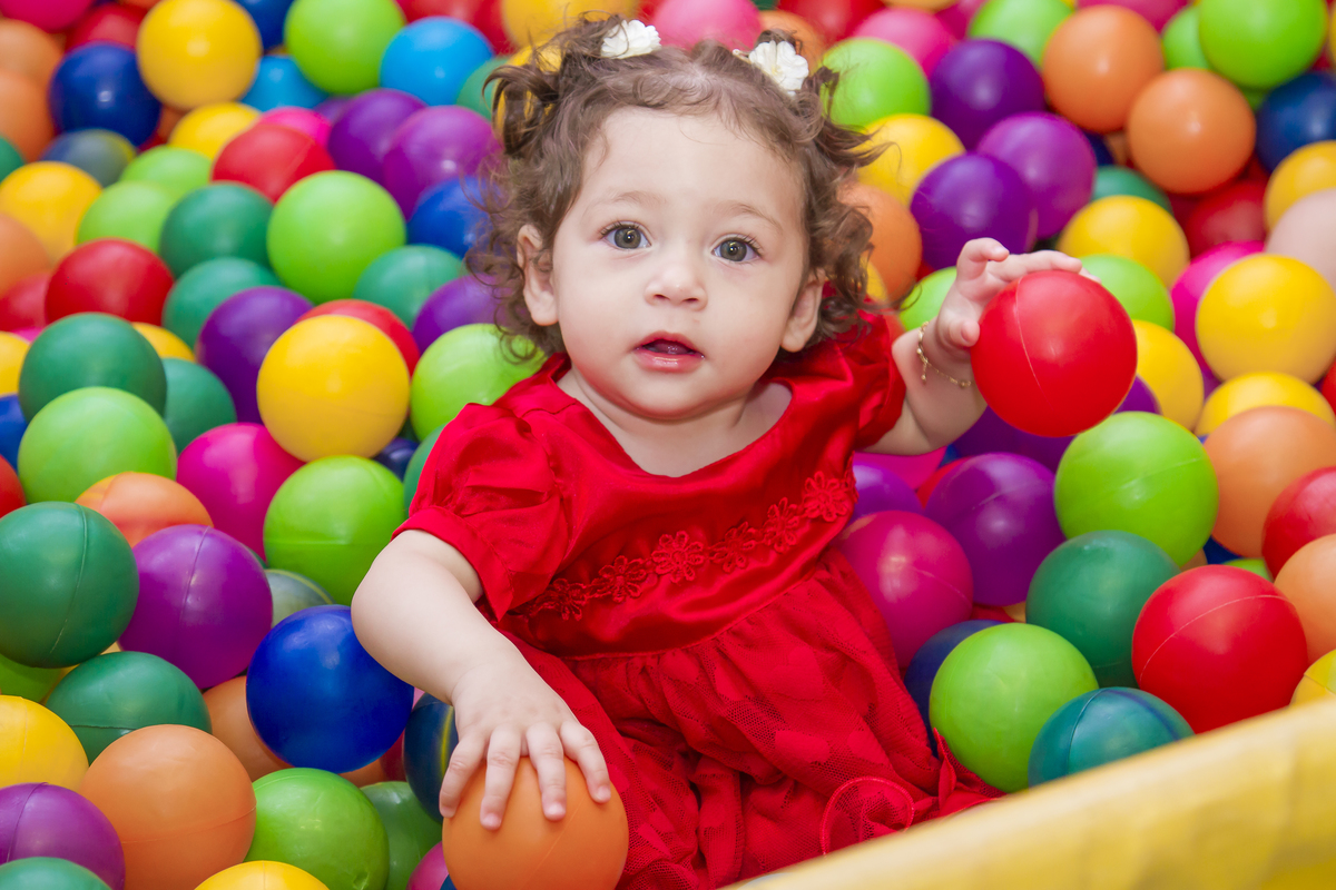 foto na piscina de bolinha, fotógrafo de aniversário, fotógrafo em suzano, zurique foto e vídeo