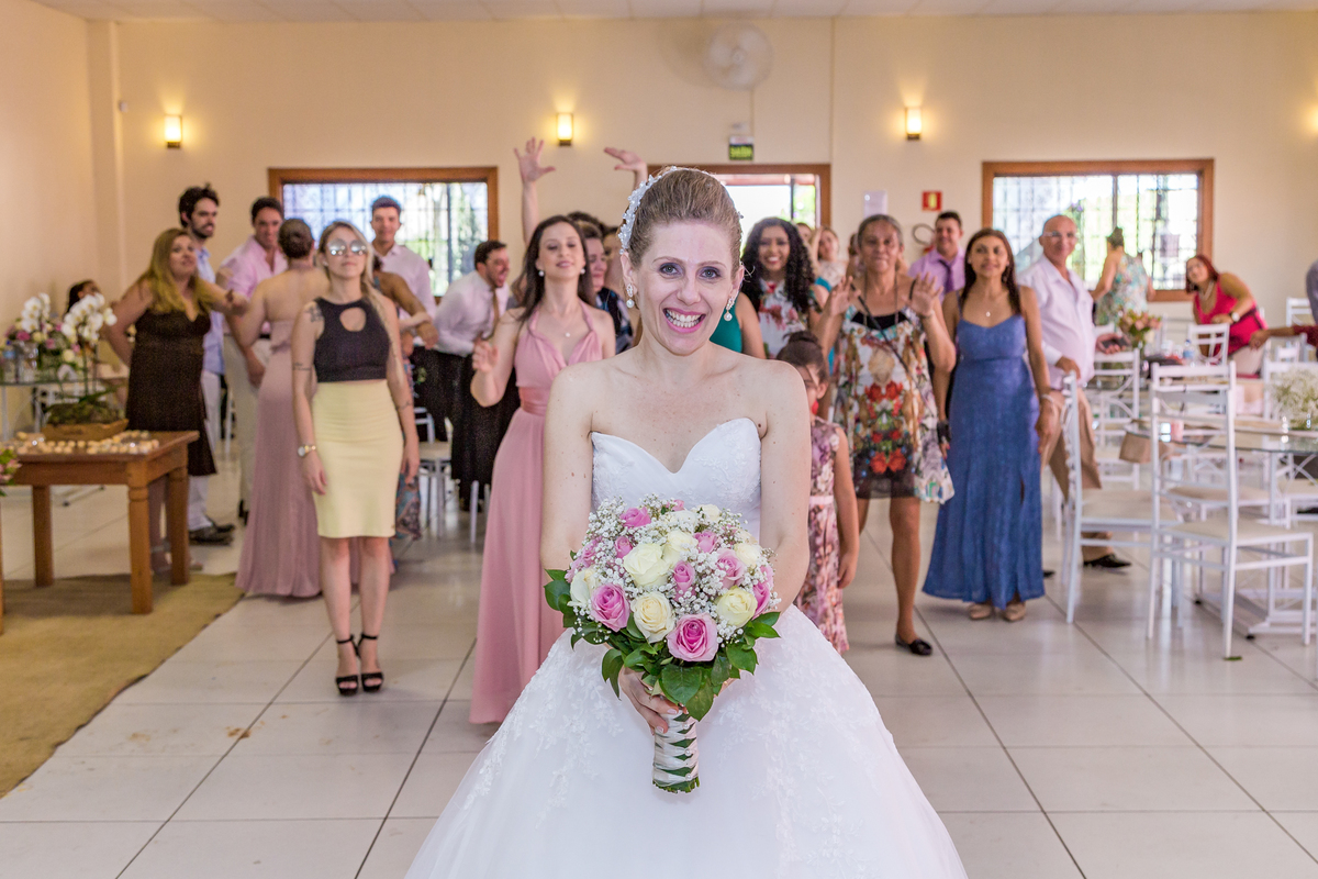 noiva jogando o buque, buque da noiva, cerimonia de casamento,  fotografo de casamento, casamento em suzano, fotografo em suzano, empresa de foto e video, festa de casamento, zurique foto e video, fotos de casamento, fotografia de casamento
