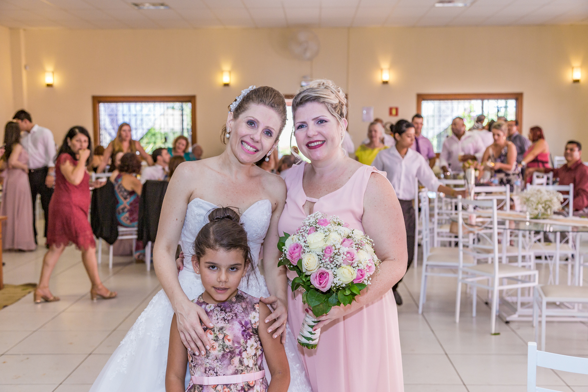 noiva jogando o buque, buque da noiva, cerimonia de casamento,  fotografo de casamento, casamento em suzano, fotografo em suzano, empresa de foto e video, festa de casamento, zurique foto e video, fotos de casamento, fotografia de casamento