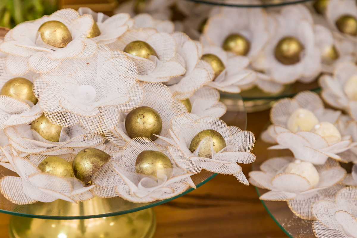 docinhos de casamento, docinhos me de casamento, mesa do bolo casamento, docinho dourado, decoração de mesa para festa de casamento, mesa de casamento, decoração de casamento, toalhinha na mesa casamento,zurique foto e video, fotografo em suzano, fotograf