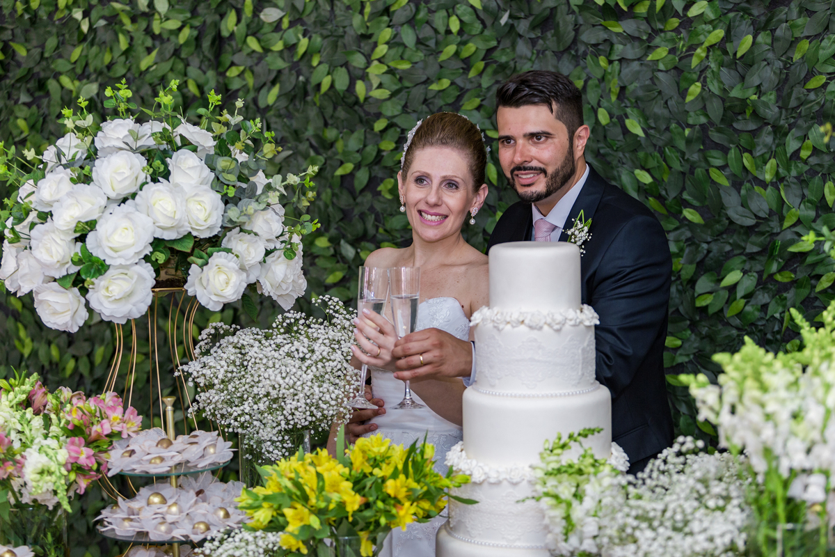 fotos dos noivos na mesa do bolo, ensaio de fotos dos noivos, cerimonia de casamento,  fotografo de casamento, casamento em suzano, fotografo em suzano, empresa de foto e video, festa de casamento, zurique foto e video, fotos de casamento, fotografia de c
