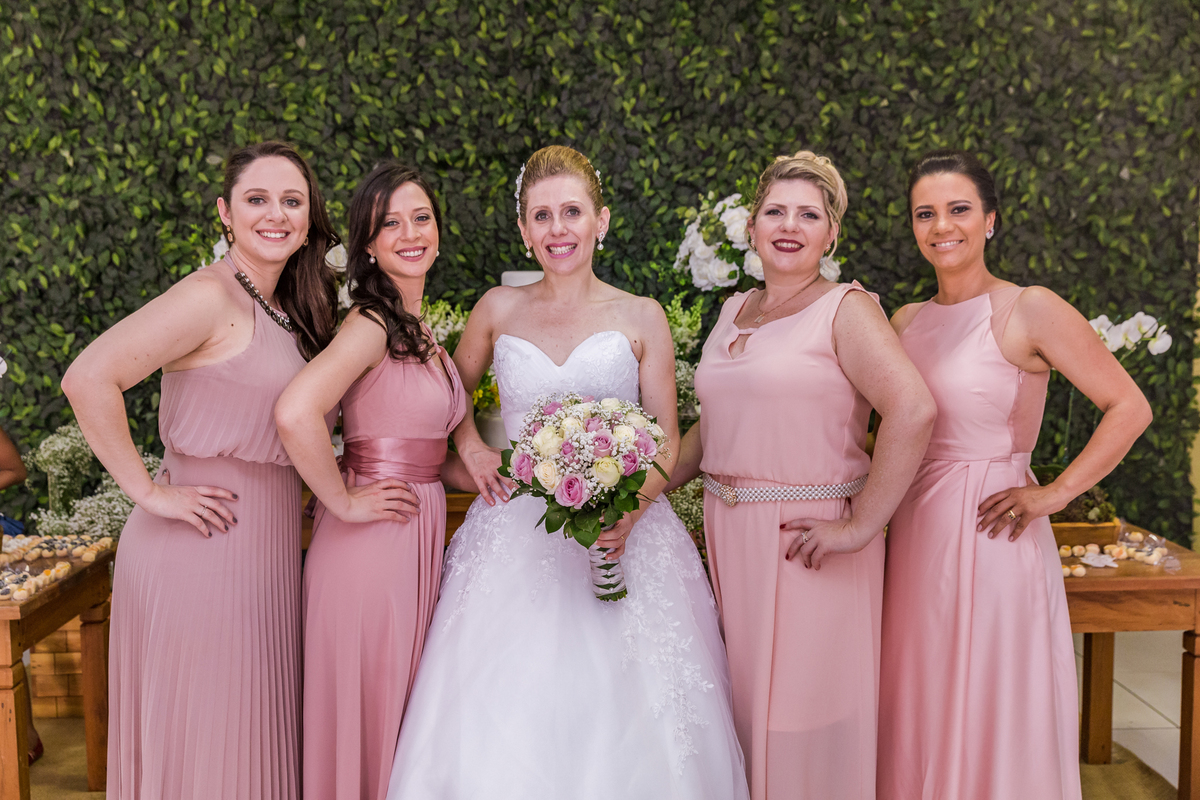 foto da noiva com as madrinhas, cerimonia de casamento,  fotografo de casamento, casamento em suzano, fotografo em suzano, empresa de foto e video, festa de casamento, zurique foto e video, fotos de casamento, fotografia de casamento