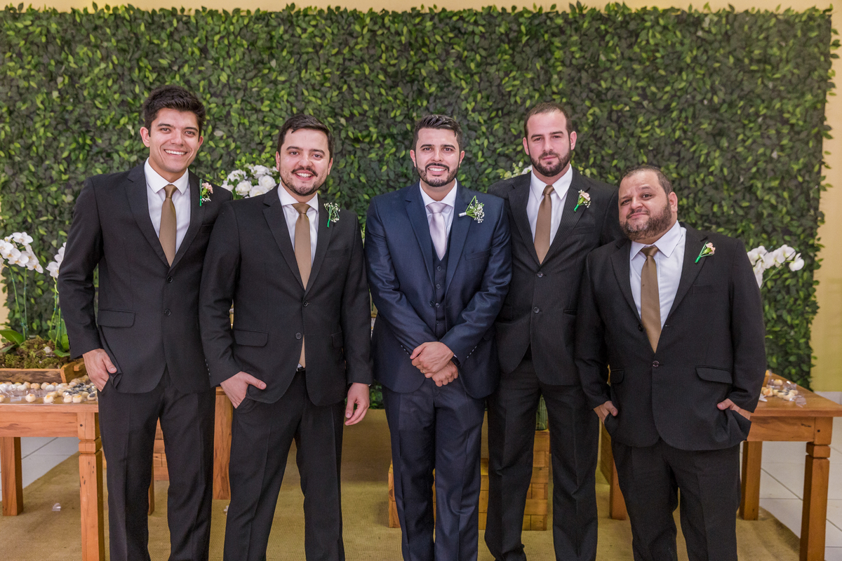 foto do noivo com os padrinhos, cerimonia de casamento,  fotografo de casamento, casamento em suzano, fotografo em suzano, empresa de foto e video, festa de casamento, zurique foto e video, fotos de casamento, fotografia de casamento