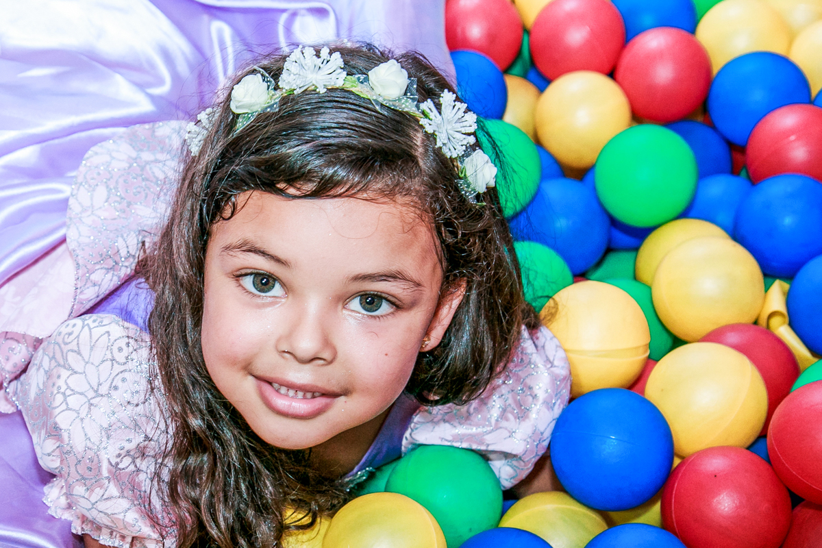 piscina de bolinha, fotos infantil de aniversário, aniversário de 5 anos, festa de aniversário, fotografo para festa de aniversário, fotografo de aniversário, fotografo em suzano, fotografia de aniversário infantil, festa de aniversário dos enrolados