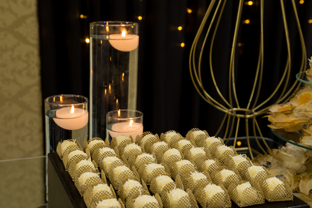 foto de aniversario, festa a fantasia, festa de 40 anos, festa de 30 anos, festa alegre, festa, balada, fotografo de balada, fotografia de balada, mogi, suzano, poá, itaqua, zurique foto e video, mascara, mesa de docinhos, bolo cenografico