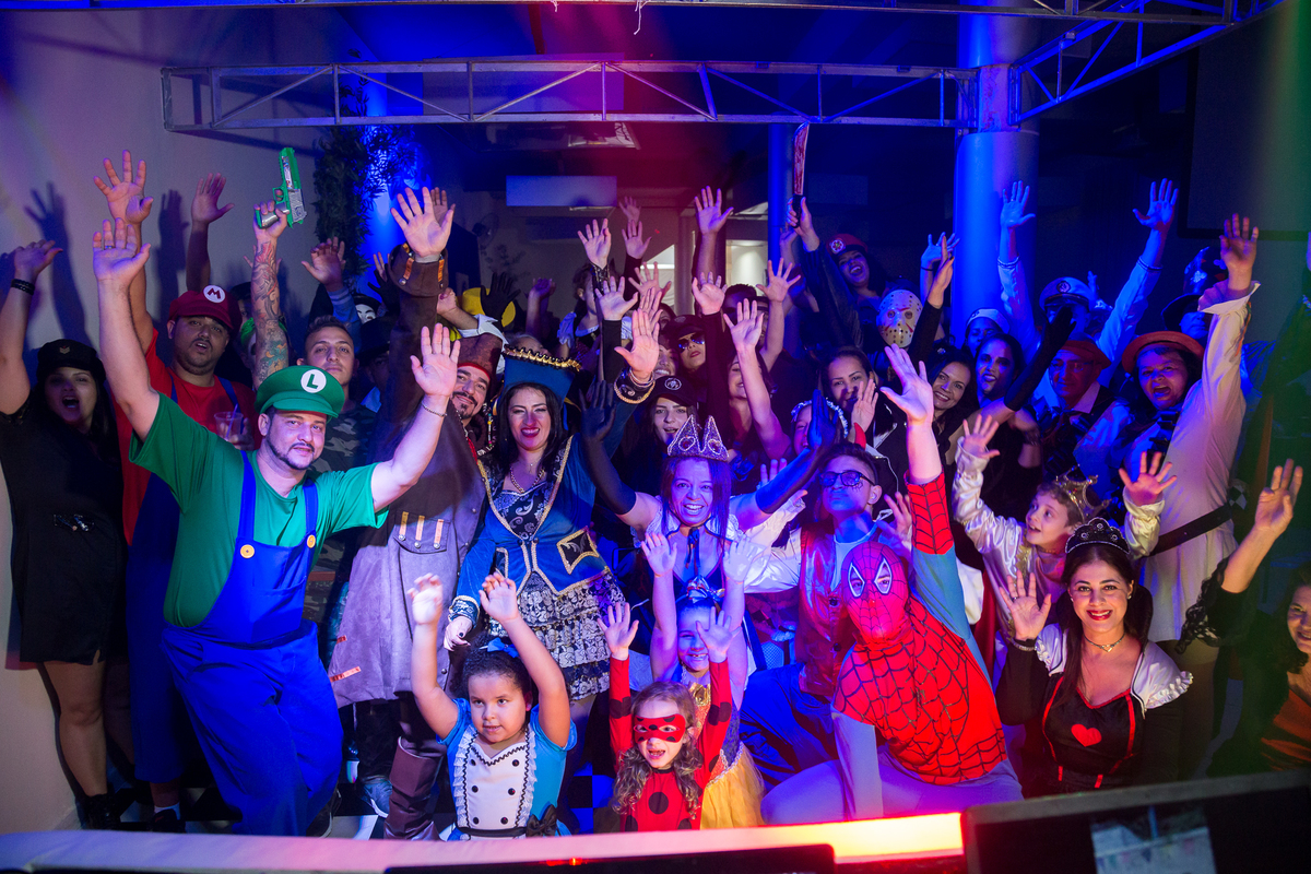 foto de aniversario, festa a fantasia, festa de 40 anos, festa de 30 anos, festa alegre, festa, balada, fotografo de balada, fotografia de balada, mogi, suzano, poá, itaqua, zurique foto e video, mascara, mesa de docinhos, bolo cenografico