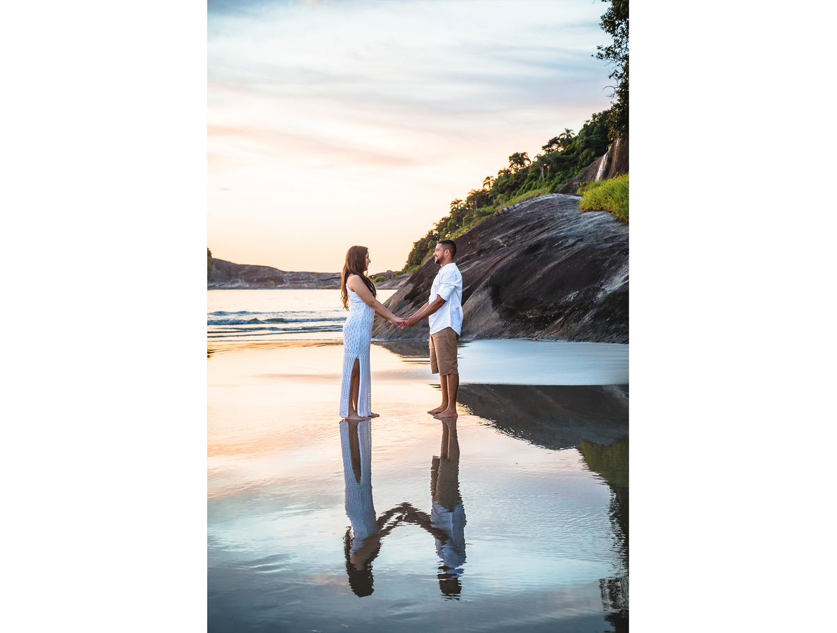 FOTÓGRAFO EM SUZANO, ENSAIO DE FOTOS PRÉ-WEDDING, ENSAIO FOTOGRÁFICO PRÉ-CASAMENTO, FOTOGRAFIA DE CASAIS, FOTOS DE NOIVOS. ensaio de  fotos na praia, ensaio fotográfico na praia, noivos na praia, pré wedding na praia