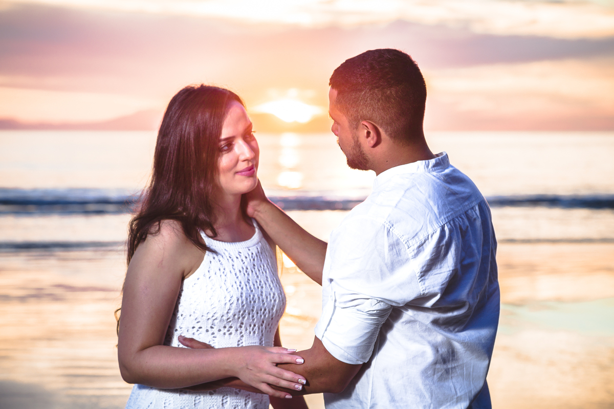 FOTÓGRAFO EM SUZANO, ENSAIO DE FOTOS PRÉ-WEDDING, ENSAIO FOTOGRÁFICO PRÉ-CASAMENTO, FOTOGRAFIA DE CASAIS, FOTOS DE NOIVOS. ensaio de  fotos na praia, ensaio fotográfico na praia, noivos na praia, pré wedding na praia