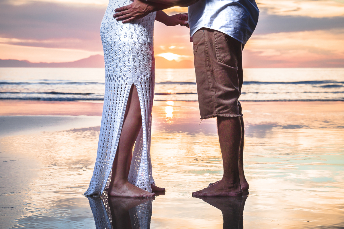 FOTÓGRAFO EM SUZANO, ENSAIO DE FOTOS PRÉ-WEDDING, ENSAIO FOTOGRÁFICO PRÉ-CASAMENTO, FOTOGRAFIA DE CASAIS, FOTOS DE NOIVOS. ensaio de  fotos na praia, ensaio fotográfico na praia, noivos na praia, pré wedding na praia