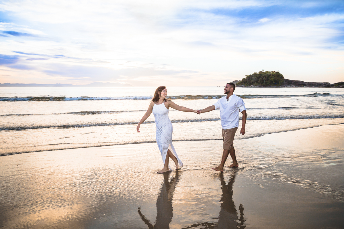 FOTÓGRAFO EM SUZANO, ENSAIO DE FOTOS PRÉ-WEDDING, ENSAIO FOTOGRÁFICO PRÉ-CASAMENTO, FOTOGRAFIA DE CASAIS, FOTOS DE NOIVOS. ensaio de  fotos na praia, ensaio fotográfico na praia, noivos na praia, pré wedding na praia