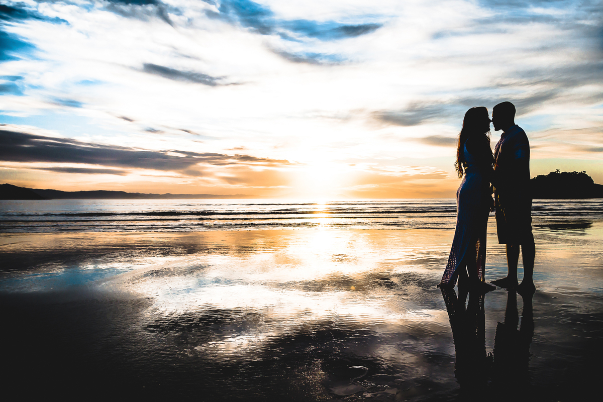 FOTÓGRAFO EM SUZANO, ENSAIO DE FOTOS PRÉ-WEDDING, ENSAIO FOTOGRÁFICO PRÉ-CASAMENTO, FOTOGRAFIA DE CASAIS, FOTOS DE NOIVOS. ensaio de  fotos na praia, ensaio fotográfico na praia, noivos na praia, pré wedding na praia