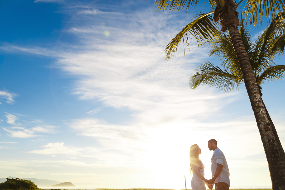 FOTÓGRAFO EM SUZANO, ENSAIO DE FOTOS PRÉ-WEDDING, ENSAIO FOTOGRÁFICO PRÉ-CASAMENTO, FOTOGRAFIA DE CASAIS, FOTOS DE NOIVOS. ensaio de  fotos na praia, ensaio fotográfico na praia, noivos na praia, pré wedding na praia