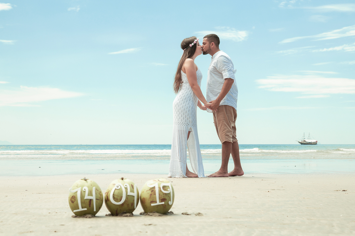 FOTÓGRAFO EM SUZANO, ENSAIO DE FOTOS PRÉ-WEDDING, ENSAIO FOTOGRÁFICO PRÉ-CASAMENTO, FOTOGRAFIA DE CASAIS, FOTOS DE NOIVOS. ensaio de  fotos na praia, ensaio fotográfico na praia, noivos na praia, pré wedding na praia