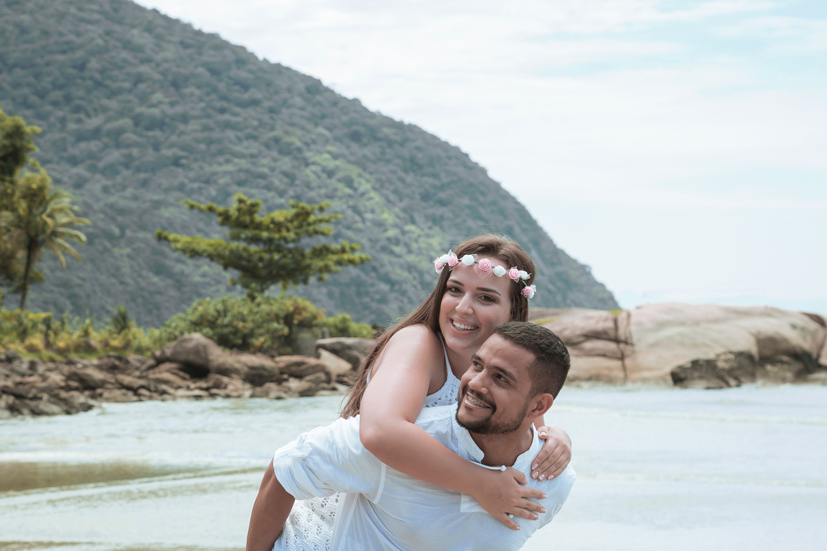 FOTÓGRAFO EM SUZANO, ENSAIO DE FOTOS PRÉ-WEDDING, ENSAIO FOTOGRÁFICO PRÉ-CASAMENTO, FOTOGRAFIA DE CASAIS, FOTOS DE NOIVOS. ensaio de  fotos na praia, ensaio fotográfico na praia, noivos na praia, pré wedding na praia