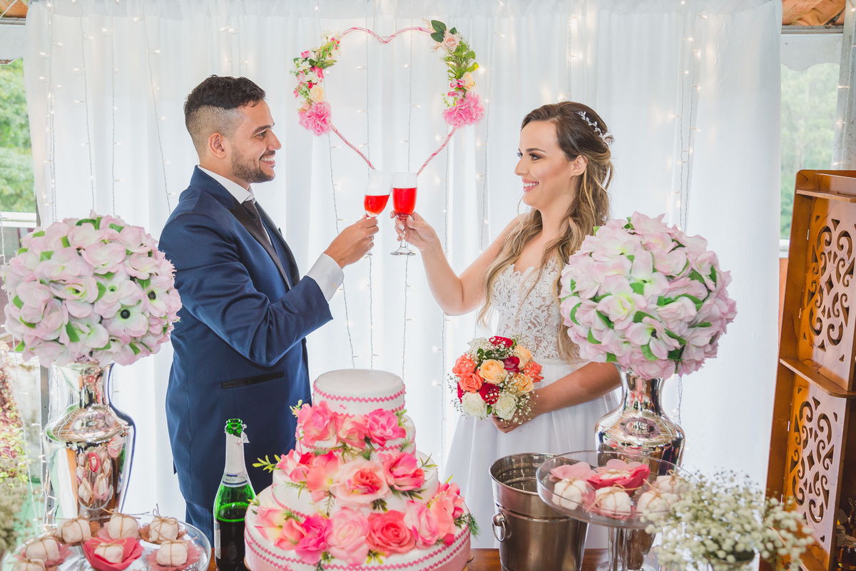 noivos na mesa do bolo, ensaio de fotos dos noivos, Making of da noiva, fotografia profissional de casamento, fotografo em suzano, fotografo em sp, fotografo em são paulo, fotografo de casamento, wedding, casamento 2019, casamento 2020, zurique foto e vid