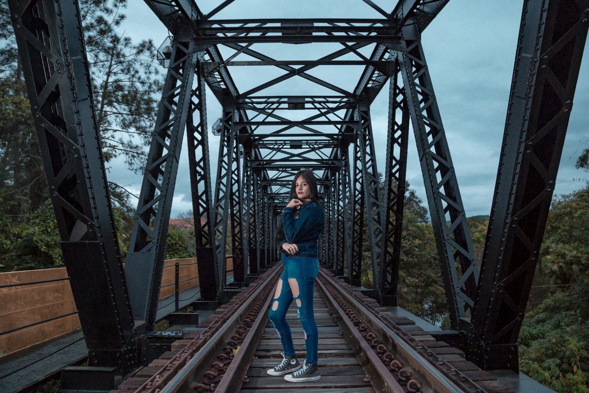 ensaio de fotos 15 anos, ensaio fotográfico, debutante, 15 anos, guararema, ensaio de fotos com madeira, pontilhão guararema, fotos linha do trem, ferrovia, ensaio fotográfico ferrovia, linha ferrea, ilha grande guararema