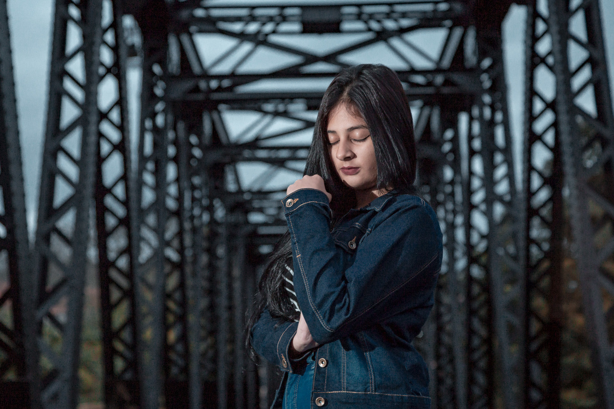 ensaio de fotos 15 anos, ensaio fotográfico, debutante, 15 anos, guararema, ensaio de fotos com madeira, pontilhão guararema, fotos linha do trem, ferrovia, ensaio fotográfico ferrovia, linha ferrea, ilha grande guararema