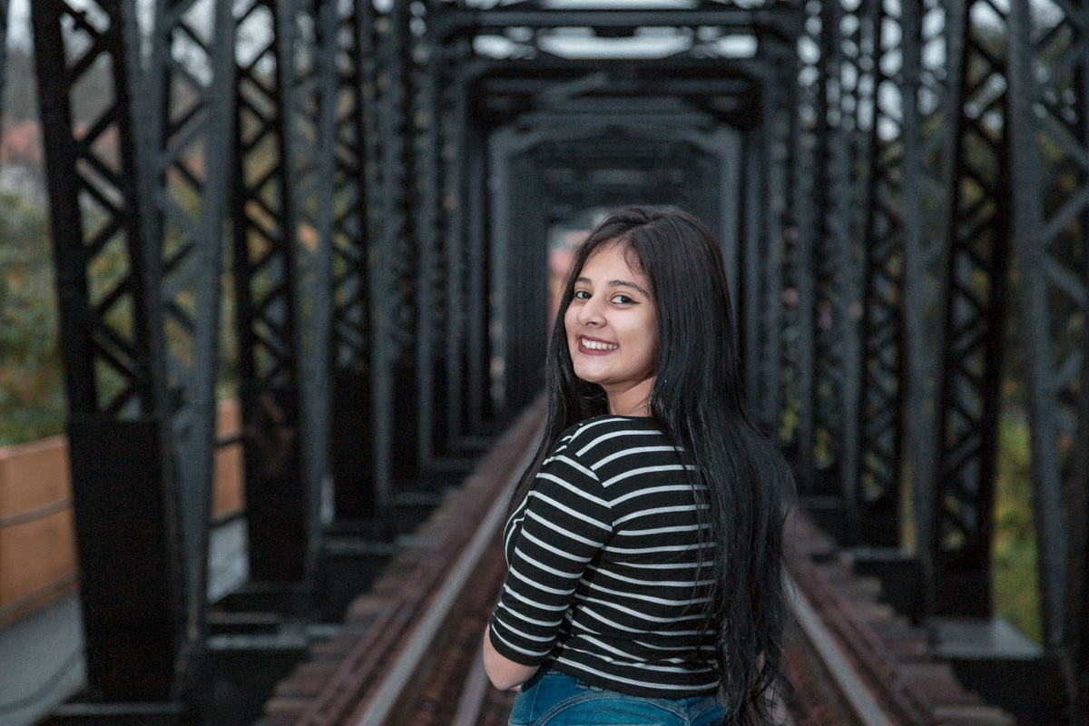 ensaio de fotos 15 anos, ensaio fotográfico, debutante, 15 anos, guararema, ensaio de fotos com madeira, pontilhão guararema, fotos linha do trem, ferrovia, ensaio fotográfico ferrovia, linha ferrea, ilha grande guararema