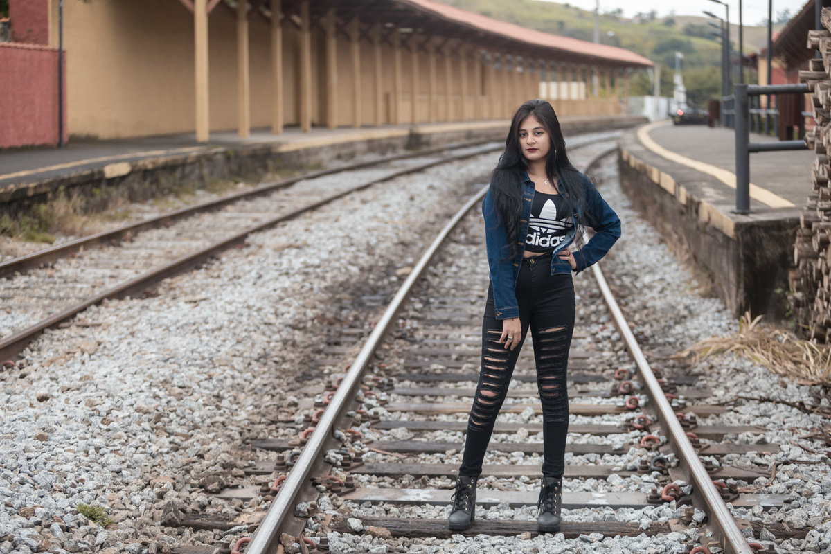 ensaio de fotos 15 anos, ensaio fotográfico, debutante, 15 anos, guararema, ensaio de fotos com madeira, pontilhão guararema, fotos linha do trem, ferrovia, ensaio fotográfico ferrovia, linha ferrea, ilha grande guararema