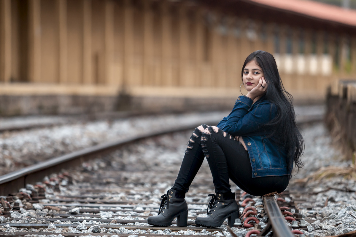 ensaio de fotos 15 anos, ensaio fotográfico, debutante, 15 anos, guararema, ensaio de fotos com madeira, pontilhão guararema, fotos linha do trem, ferrovia, ensaio fotográfico ferrovia, linha ferrea, ilha grande guararema