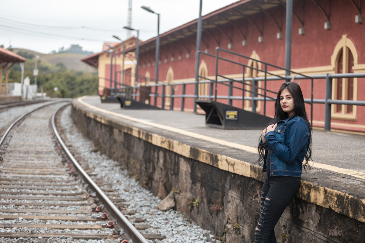 ensaio de fotos 15 anos, ensaio fotográfico, debutante, 15 anos, guararema, ensaio de fotos com madeira, pontilhão guararema, fotos linha do trem, ferrovia, ensaio fotográfico ferrovia, linha ferrea, ilha grande guararema