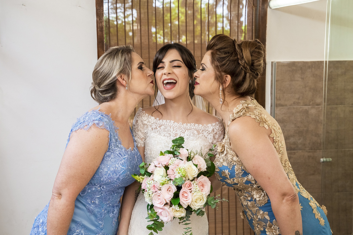 mãe e sogra beijo na noiva, making of, buque de noiva, make noiva, buque rustico,casamento rustico, mesa, decoração de casamento, recanto verde, noivas do campo, noivas no campo, wedding 2019, wedding 2020, fotografo de casamento, fotografo em suzano 