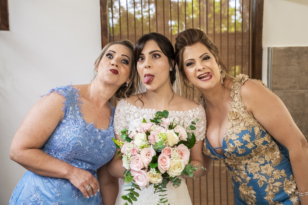 mãe e sogra beijo na noiva, making of, buque de noiva, make noiva, buque rustico,casamento rustico, mesa, decoração de casamento, recanto verde, noivas do campo, noivas no campo, wedding 2019, wedding 2020, fotografo de casamento, fotografo em suzano 