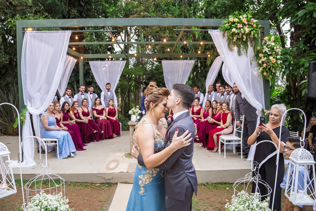 noivo beija a mãe na entrada, segunça das alianças, casamento rustico, mesa, decoração de casamento, centro de mesa, recanto verde, noivas do campo, noivas no campo, wedding 2019, wedding 2020, fotografo de casamento, fotografo em suzano 
