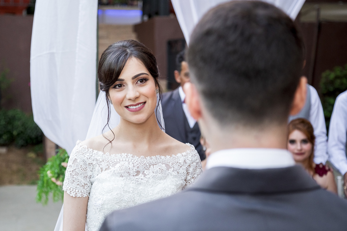 voto dos noivos, noiva olhando para o noivo, noivos no altar, casamento rustico, mesa, decoração de casamento, centro de mesa, recanto verde, noivas do campo, noivas no campo, wedding 2019, wedding 2020, fotografo de casamento, fotografo em suzano 