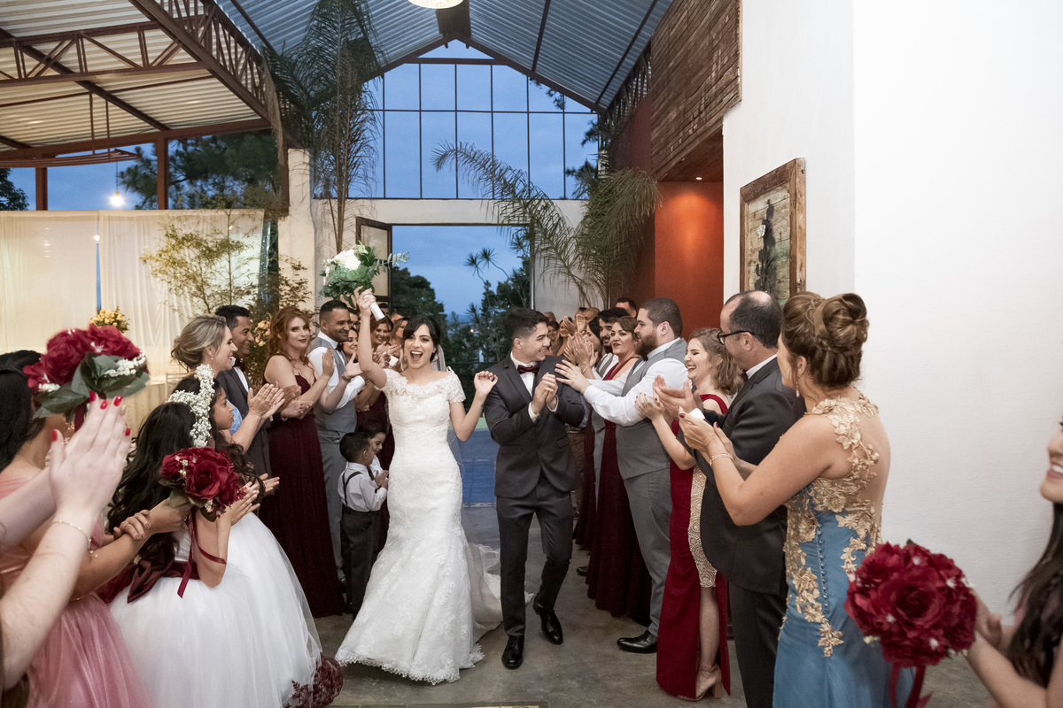 festa de casamento, entrada dos noivos, corredor de padrinhos e madrinhas, noivos felizes, chácara recanto verde, casamento rustico, noiva no campo, noiva do campo, noivas, wedding, fotos romanticas de noivos, ensaio de fotos, fotos criativas de casamento