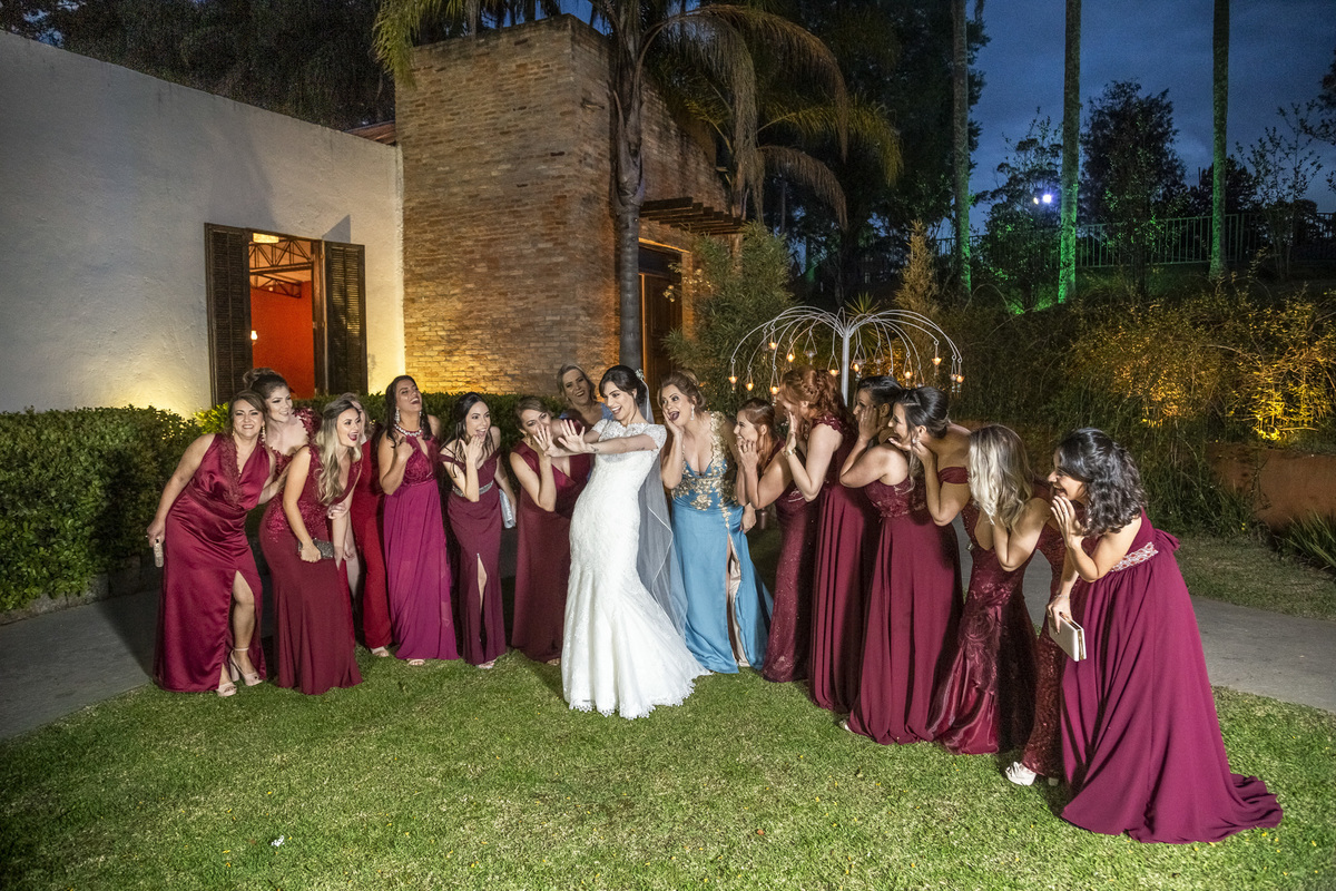 festa de casamento, entrada dos noivos, corredor de padrinhos e madrinhas, noivos felizes, chácara recanto verde, casamento rustico, noiva no campo, noiva do campo, noivas, wedding, fotos romanticas de noivos, ensaio de fotos, fotos criativas de casamento