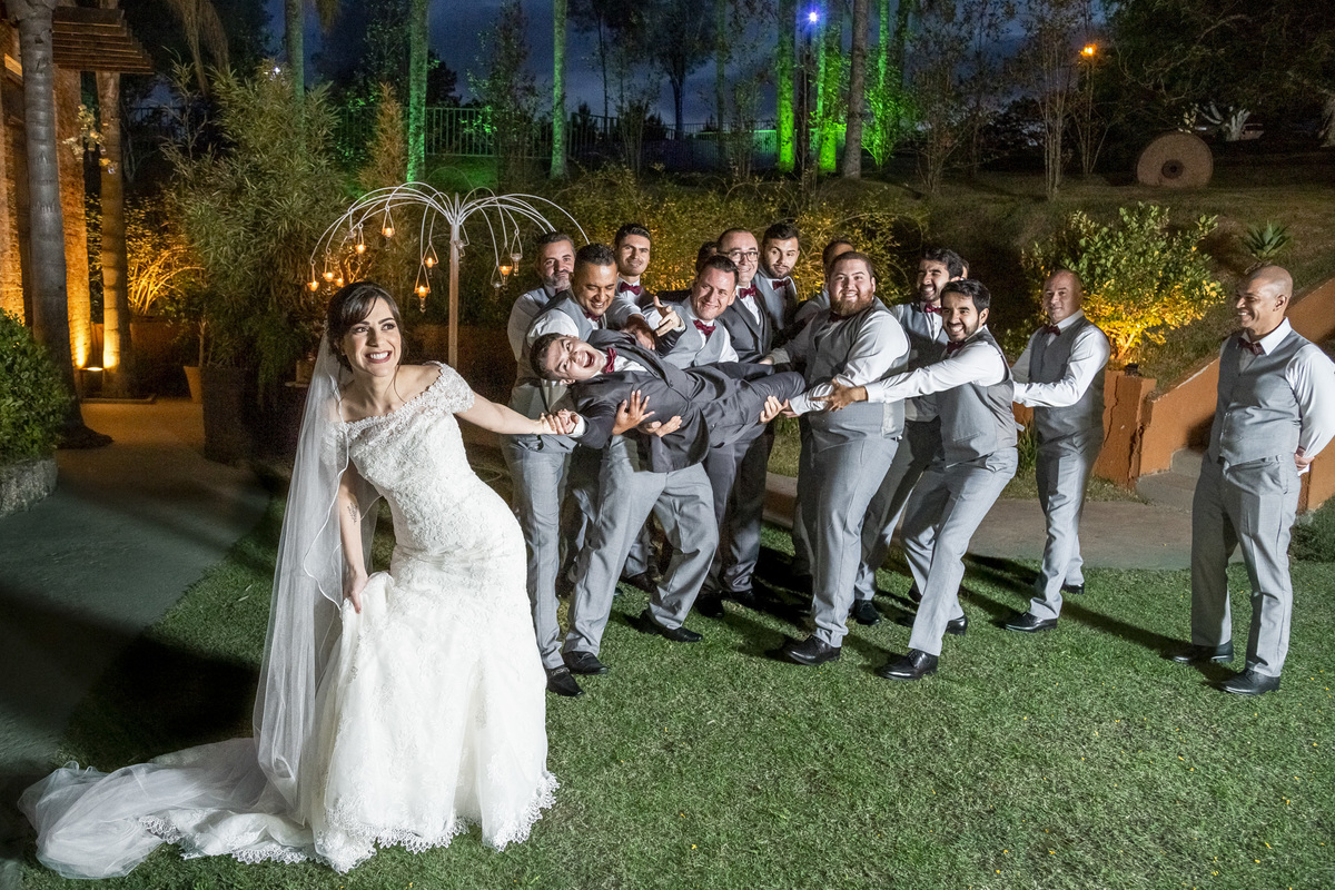 festa de casamento, entrada dos noivos, corredor de padrinhos e madrinhas, noivos felizes, chácara recanto verde, casamento rustico, noiva no campo, noiva do campo, noivas, wedding, fotos romanticas de noivos, ensaio de fotos, fotos criativas de casamento