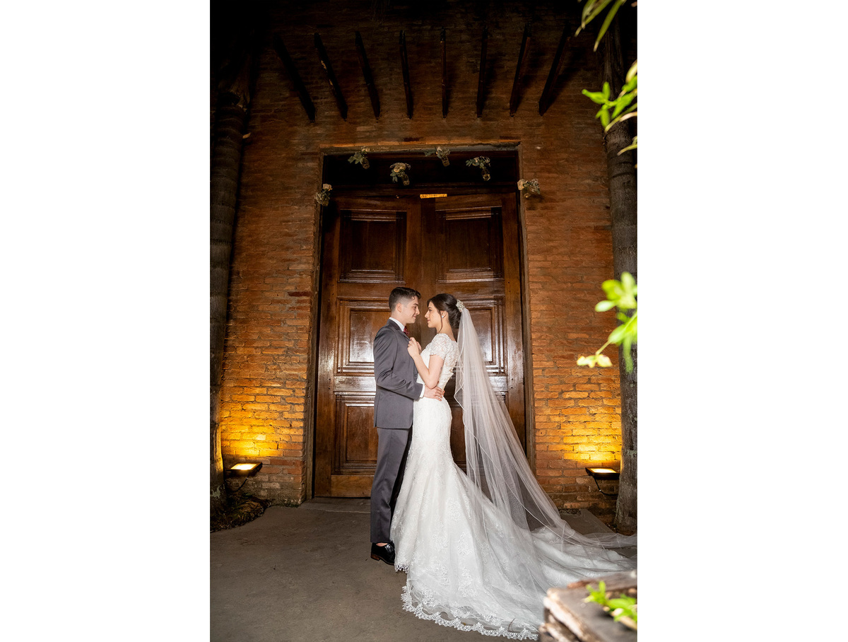 festa de casamento, entrada dos noivos, corredor de padrinhos e madrinhas, noivos felizes, chácara recanto verde, casamento rustico, noiva no campo, noiva do campo, noivas, wedding, fotos romanticas de noivos, ensaio de fotos, fotos criativas de casamento