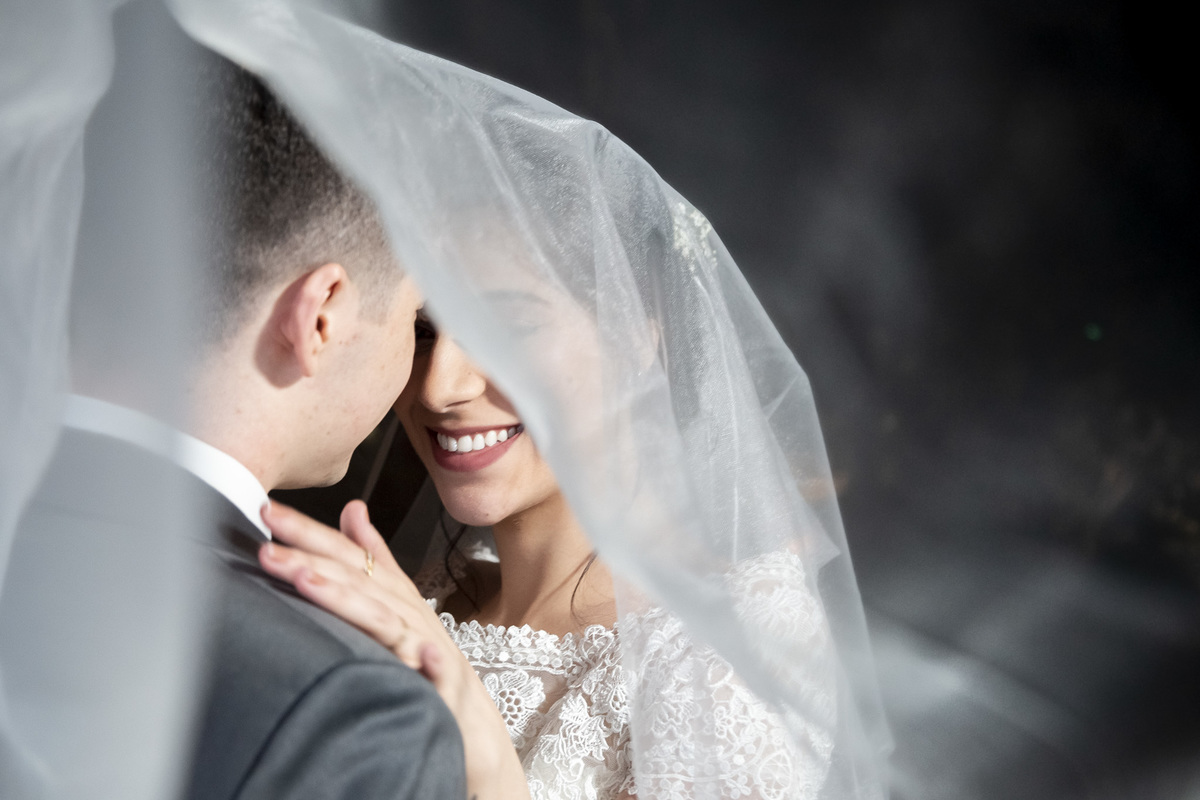 véu da noiva, festa de casamento, entrada dos noivos, corredor de padrinhos e madrinhas, noivos felizes, chácara recanto verde, casamento rustico, noiva no campo, noiva do campo, wedding, fotos romanticas de noivos, ensaio de fotos, fotos criativas